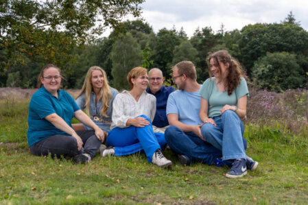 Gezin van 2 ouders met 3 kinderen en vriendin van een van de kinderen
