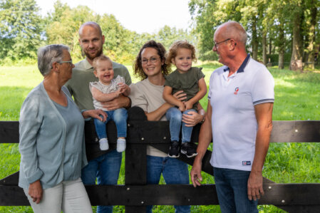 Gezin met grootouders,kinderen en kleinkinderen