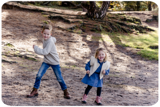 Blije kinderen tijdens fotoshoot
